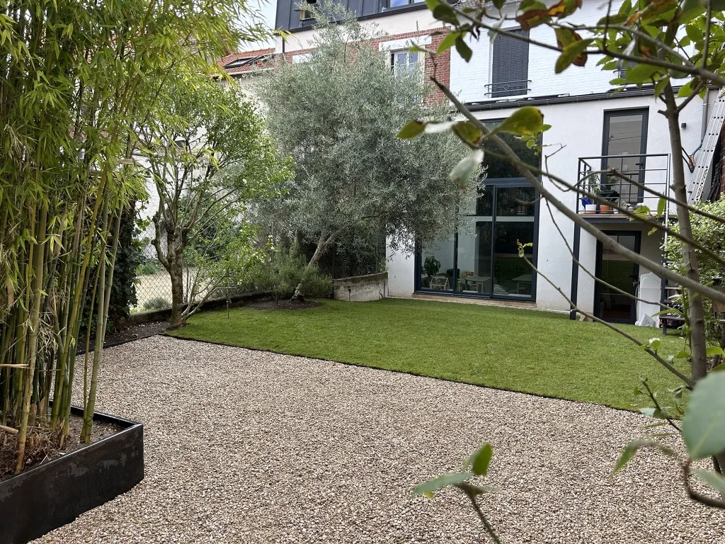Clôture gabion et bois cedar avec cyprès