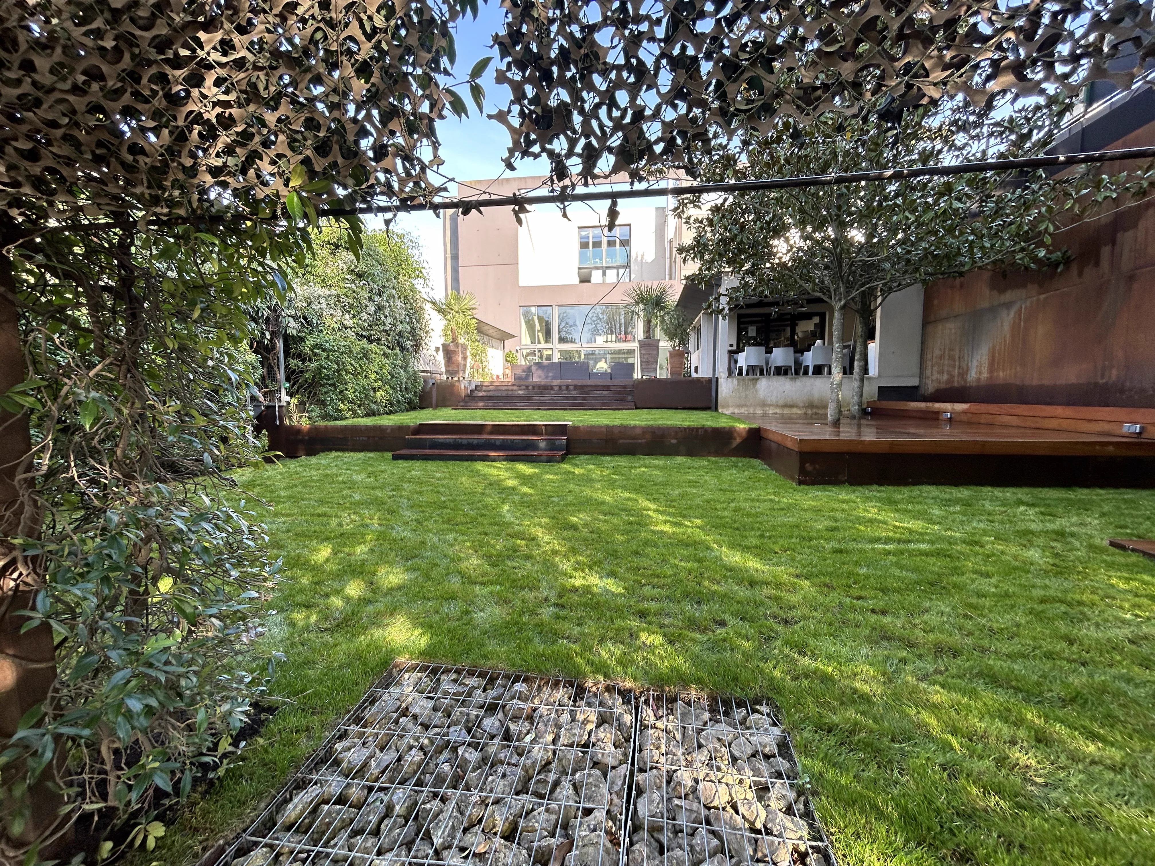 Jardin avec terrasse bois et gazon, Hauts-de-Seine